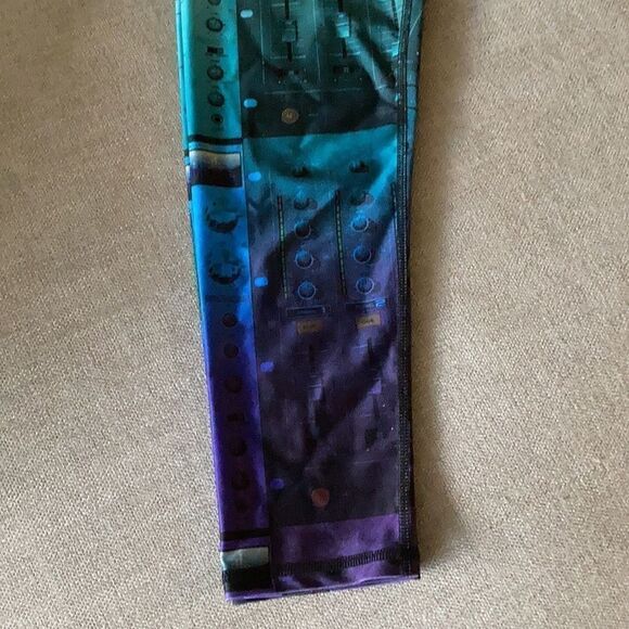 Terez NWOT Cropped Multicolor Leggings. Size XS. - Picture 3 of 5